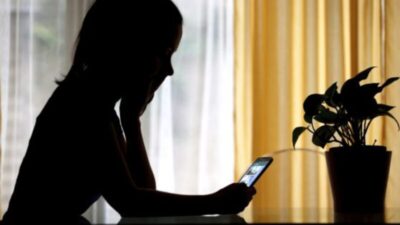 Espionar o celular do cônjuge é crime e pode dar até 4 anos de prisão