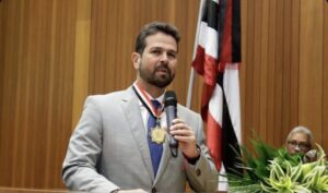 Gil Cutrim é condecorado com medalha Manuel Beckman na Assembleia