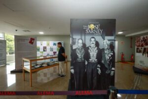 Exposição de obras e biografia de José Sarney retrata legado literário e político do ex-presidente