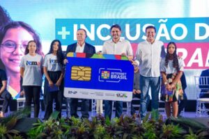 Juscelino Filho entrega chips para alunos e computadores para escolas maranhenses