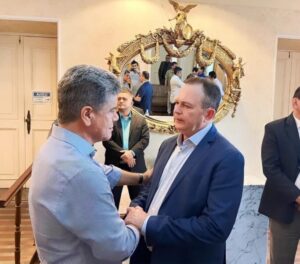 Prefeito Deoclides Macedo é recebido pelo governador e secretários no Palácio do Leões