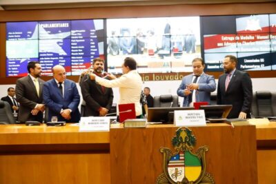 Por iniciativa do deputado Antônio Pereira, Alema entrega medalha “Manoel Beckman” aos advogados Charles Henrique Dias e Vandir Bezerra