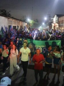 Dr. Júnior Castro arrasta multidão em caminhada pelas ruas de Vargem Grande