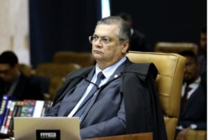Flávio Dino pede vista em ação de Bolsonaro contra Janones