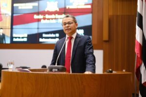 Deputado Carlos Lula destaca legado educacional de Felipe Camarão para o estado