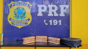 Durante fiscalização na BR 135, PRF detém mulher com 10 kg de maconha