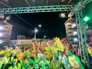Ex-prefeito Cicin e Verbena Macedo reúnem multidão em grande comício e carreata em Estreito