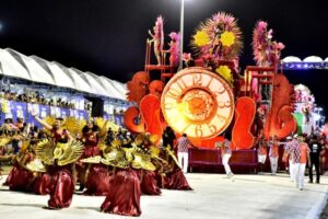 Com tanta atração nacional, escolas de samba e blocos de São Luís adiam desfile