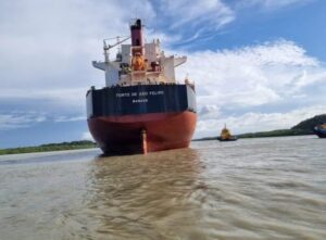Navio encalhado com 22 mil toneladas de bauxita no porto da Alumar tem riscos de vazamento
