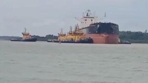 Navio carregado de bauxita continua encalhado em porto da Alumar
