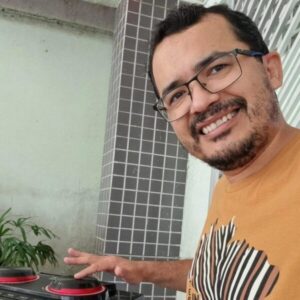 Vídeo: Professor do IFMA agride jovem, invade prédio, quebra portão e é preso