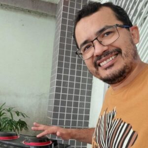 VÍDEO: Professor do IFMA surta, agride jovem, invade prédio, quebra portão e acaba preso
