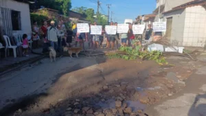 Moradores da Vila Airton Senna protestam contra buracos e insegurança em São Luís