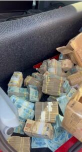Polícia quer saber de quais empresas vieram R$ 1,1 milhão em propina encontrada no porta-malas do Renault Clio