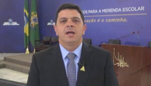 Prefeito de Carolina Desafia Justiça e Realiza Conversão Partidária em Praça Pública.