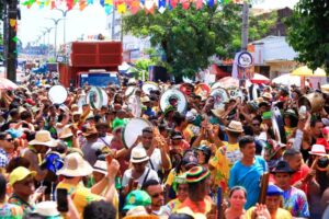 Multidão e grupos de bumba-meu-boi se reúnem no João Paulo para tradicional homenagem a São Marçal