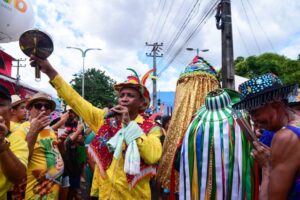 Multidão e grupos de bumba-meu-boi celebram tradição em homenagem a São Marçal
