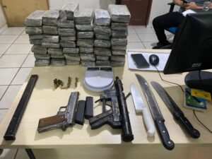 PMMA prende homem 44 tabletes de maconha, armas e submetralhadora em Caxias