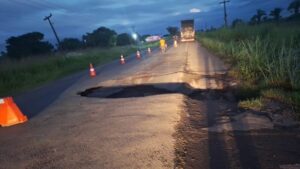 Cratera bloqueia trecho da BR 316 em Santa Inês
