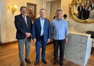 Prefeito Deoclides Macedo é recebido pelo governador e secretários no Palácio do Leões