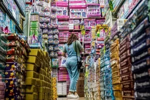 Índices de confiança do comércio e serviços caem em novembro