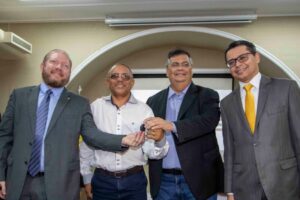 Assembleia entrega a prefeitos ambulâncias frutos de contenção de gastos na Casa