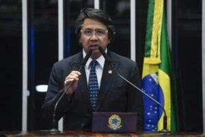 Quem paga é o contribuinte!!! Como um senador gastou R$ 3,9 mil em um posto de gasolina em um dia?