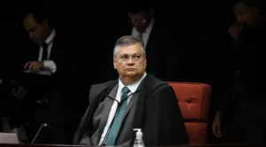 Fora do jogo eleitoral, Dino tem herança política em disputa no MA