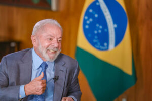 O povo gosta!!!! Lula tirou mais dinheiro do brasileiro que qualquer outro