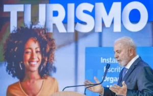 É muita transparência!!! Governo impõe sigilo até em lista de passageiros de voo de Lula