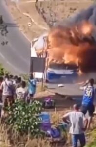 Assista! Incêndio destrói ônibus cheio de passageiros que vinha do Rio de Janeiro no Interior do Maranhão