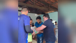 Prefeito e o filho Deputado Davi Brandão levam cestas básicas para povoado de Bacabal