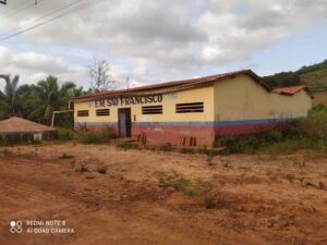 Comunidade se mobiliza e tenta evitar que prefeito mande demolir escola