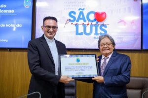 Dr. Gutemberg entrega título de cidadão ludovicense ao Padre Carlimar Gonçalves