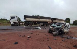 Automóvel bate em carreta e motorista morre preso em ferragens na BR-226, em Grajaú