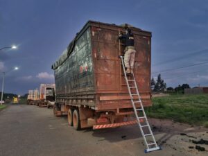 PRF apreende carga irregular de carvão e conduz motorista sem CNH em Açailândia