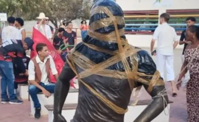 Moradores vandalizam e pedem retirada de estátua de Daniel Alves em Juazeiro