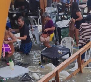 Lotado, bar flutuante naufraga nas águas da Raposa no dia da inauguração