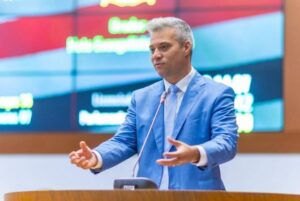 Aprovados dois projetos de lei de Neto Evangelista em prol da comunidade autista
