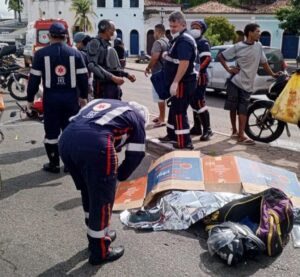 Condutor de moto morre ao bater em meio fio e colidir em ônibus no Centro de São Luís