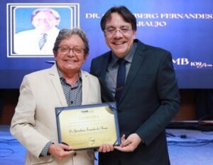 Dr. Gutemberg entrega título de cidadão de São Luís ao presidente do Conselho Regional de Medicina (CRM-MA), Dr. José Albuquerque de Figueiredo Neto