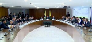 Bolsonaro não quer entregar vídeo de reunião que provaria acusação de Moro