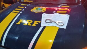 PRF detém motorista com mandado de prisão em aberto por roubo e corrupção de menores em Balsas