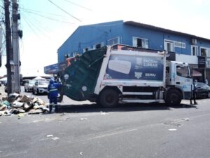 Equipes da SEMIU recolhem lixo acumulado nas ruas de Paço do Lumiar