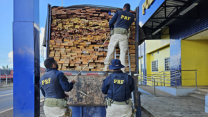 PRF apreende carregamento de madeira ilegal na BR-230, em Balsas