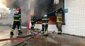 Bombeiros debelam incêndio em farmácia em São Luís; causas serão apuradas