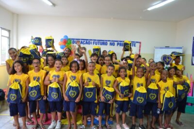 Kits pedagógicos são entregues as crianças do MA no incentivo a permanência aos estudos