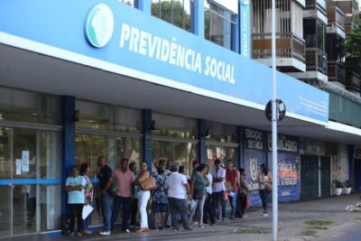 Governo Lula deve antecipar 13º de aposentados e pensionistas do INSS para abril e maio