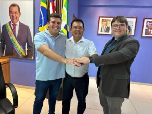 Prefeito Raimundinho dá posse ao novo secretário de Educação Diego Mota