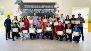 Prefeita Professora Vanderly prestigia entrega de certificados de cursos de licenciatura e pós-graduação da UFMA, em Anapurus
